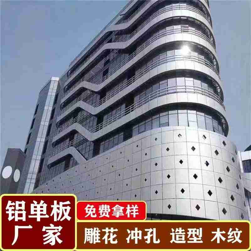 朱枞鹏校友(中)与母校学子在一起